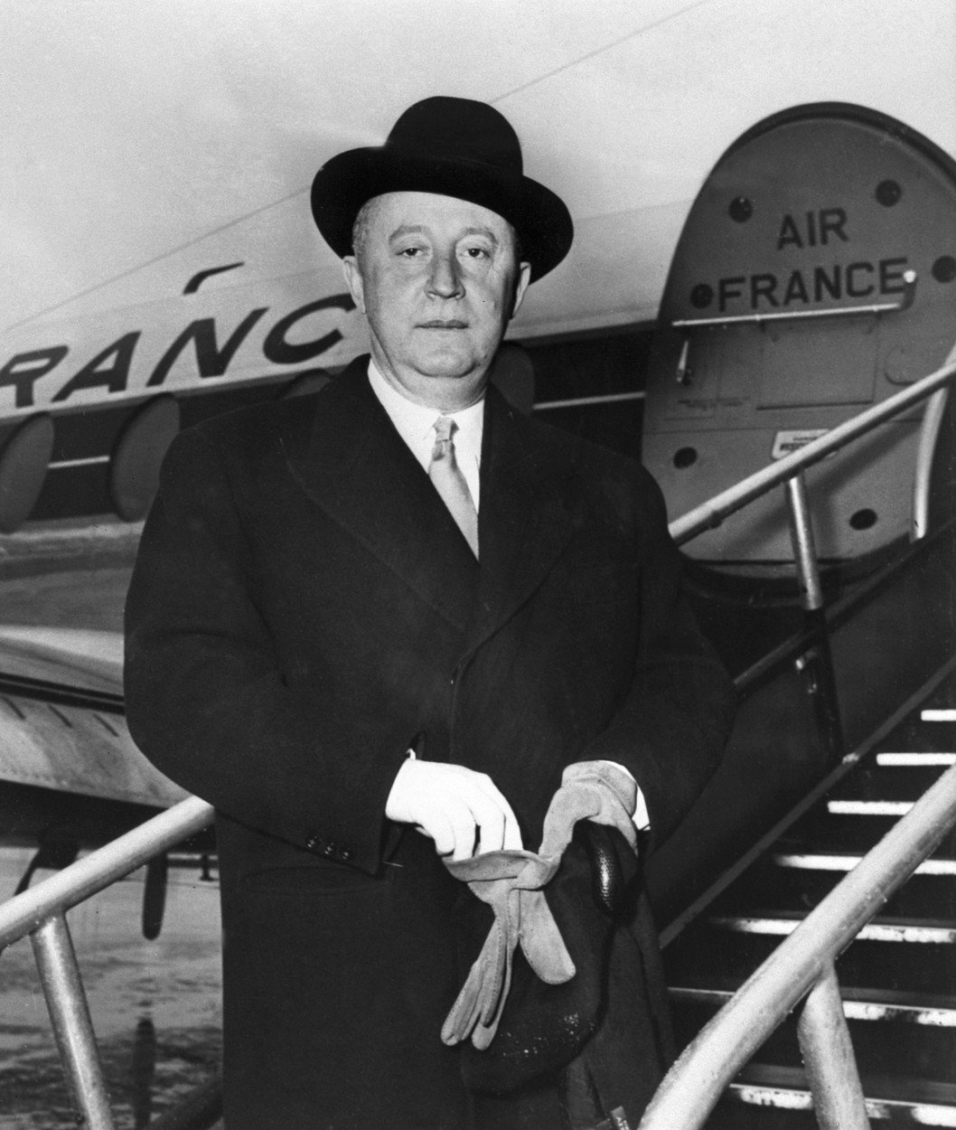 Dizajnér Christian Dior na archívnom zábere.
