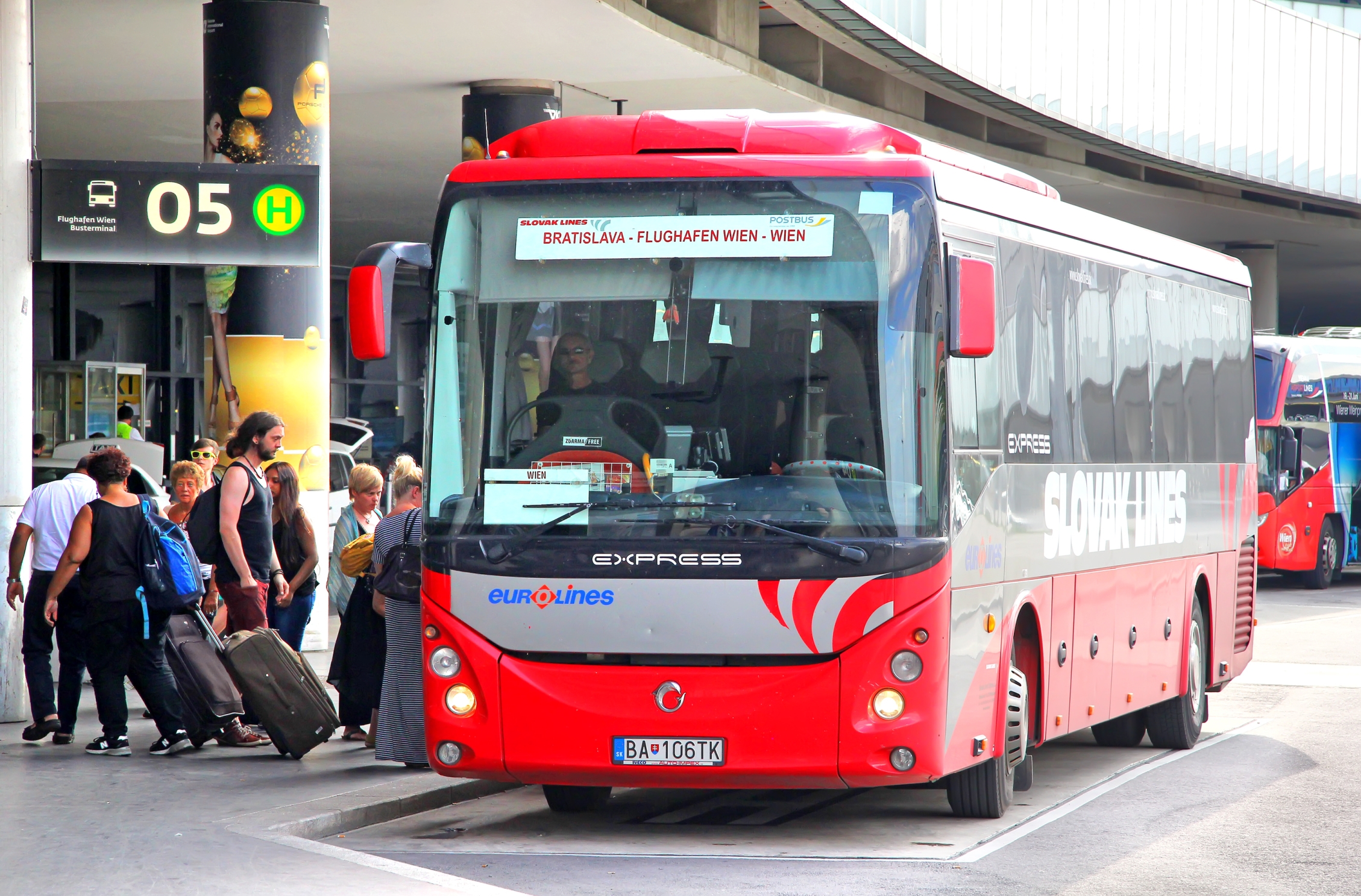 Vláda chce deťom, študentom a dôchodcom poskytnúť bezplatné cestovanie aj v autobusoch.