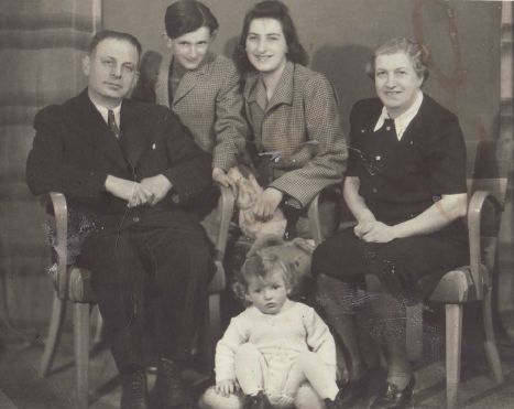 Welwardovci.  Prvý zľava MUDr. Rudolf Welward, vedľa neho stojaci syn Ladislav, posledná vpravo lekárova manželka Melánia Welwardová.