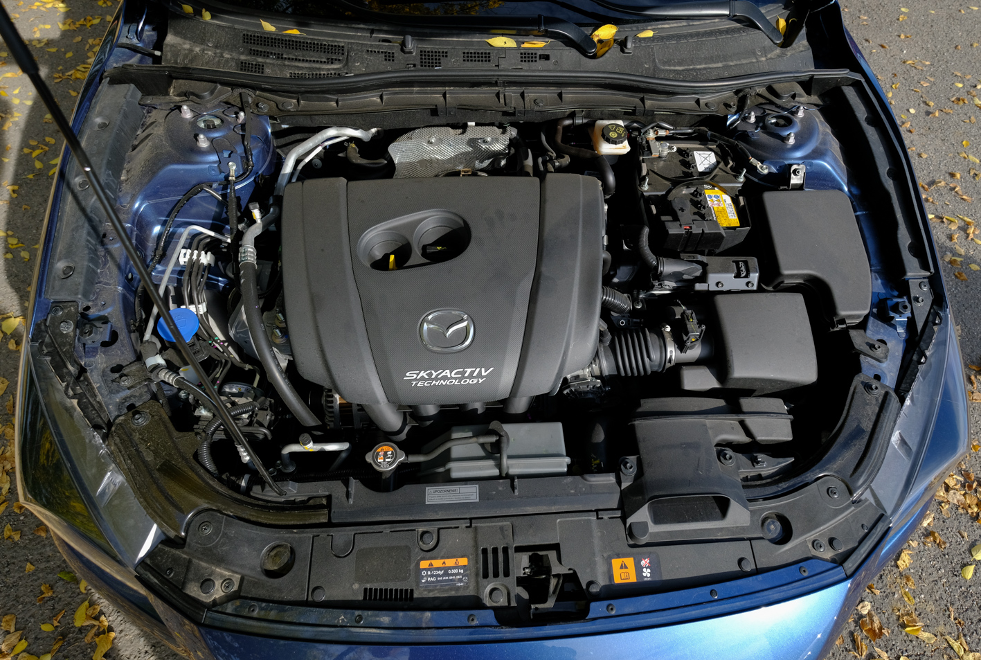 Benzínový motor nemá problém s autom pohnúť. Ak problém začína mať, treba ho dostať do vyšších otáčok.