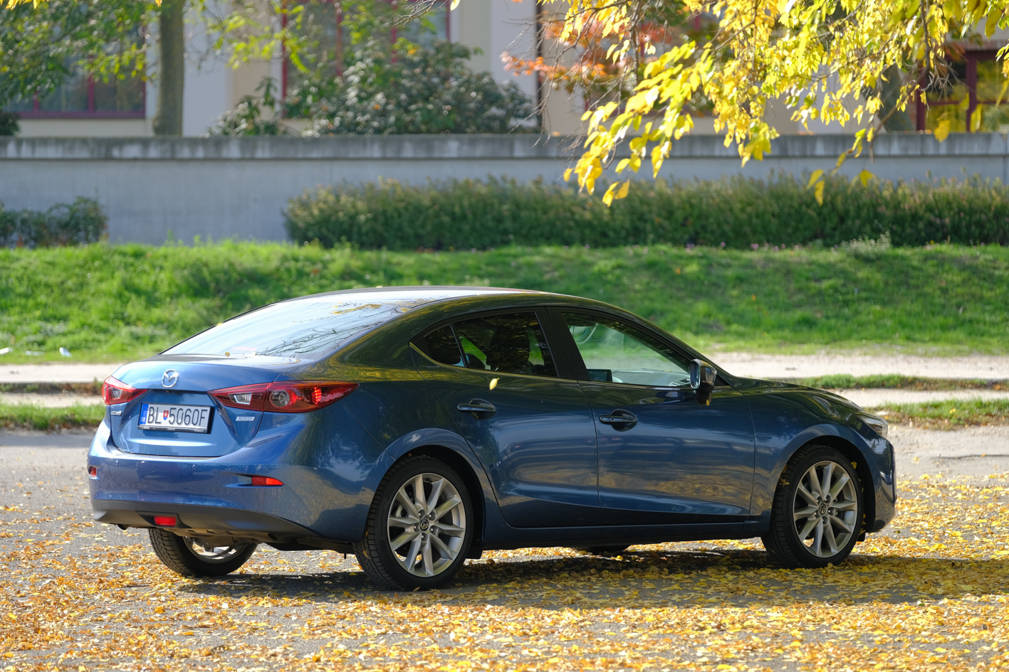 Sedan nezničil dizajn hatchbacku.