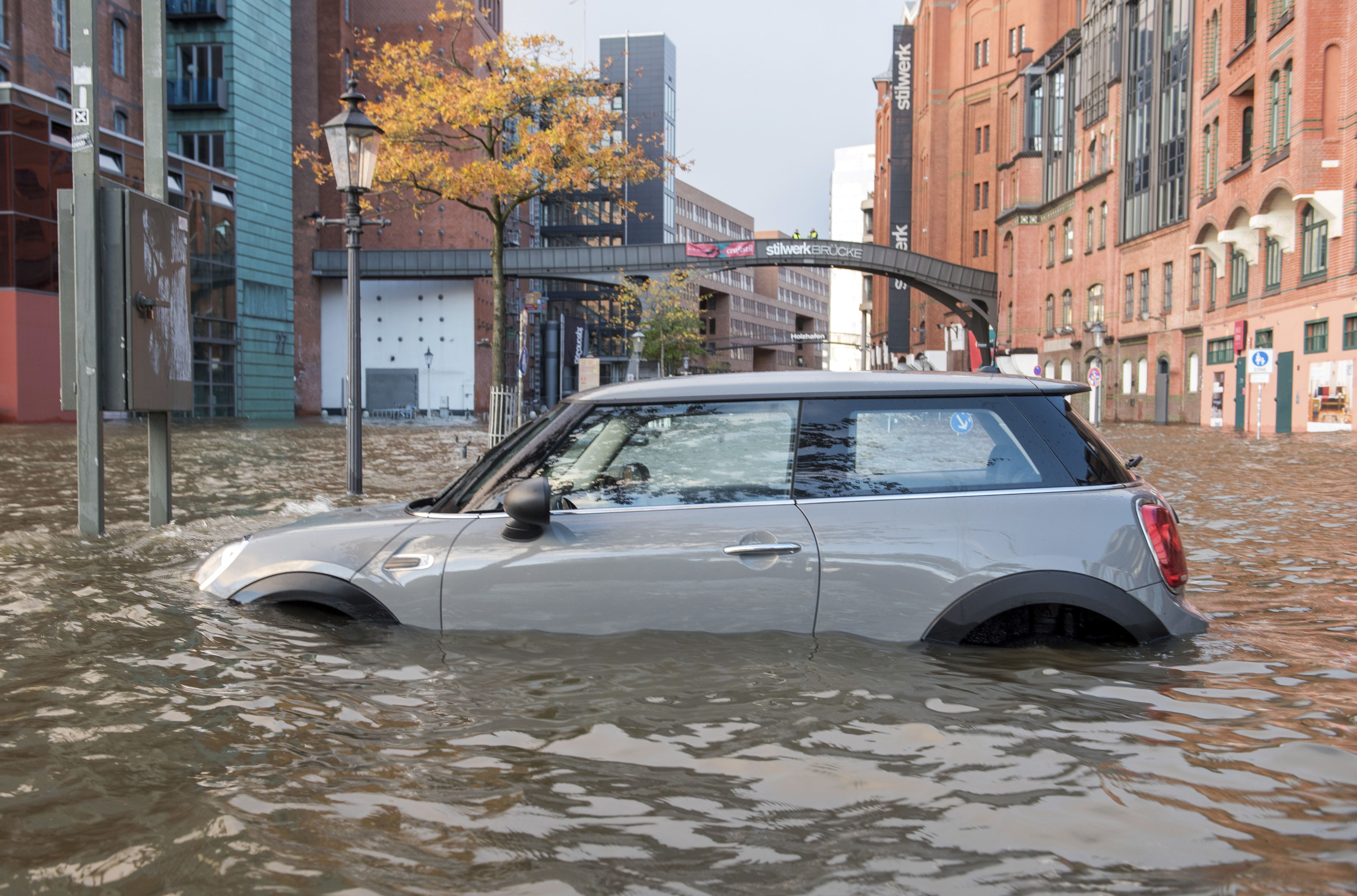Zaplavené auto v širšom centre nemeckého Hamburgu.