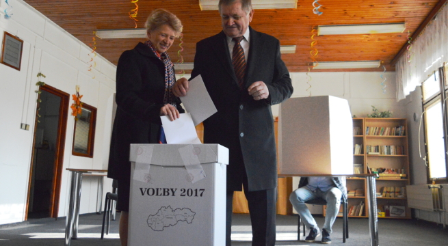 Milan Belica prišiel odvoliť o deviatej hodine dopoludnia na nitriansky okrsok číslo 3 v Horných Krškanoch. Sprevádzala ho jeho manželka.