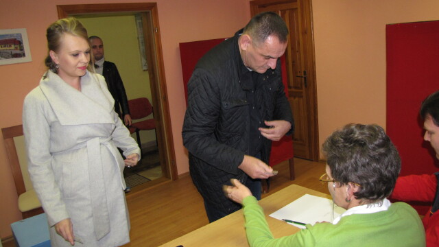Peter Chudík prišiel do volebnej miestnosti v sprievode svojej manželky.