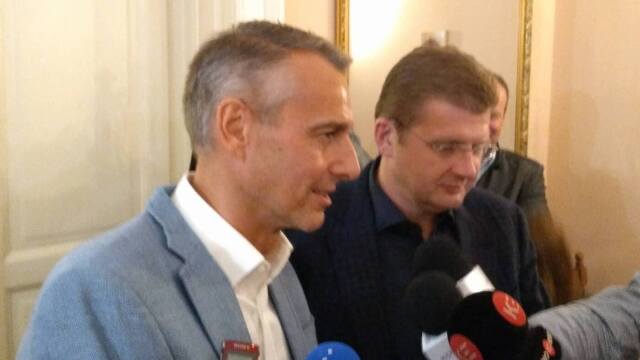 Richarda Rašiho (vľavo) prišiel do volebnej centrály podporiť minister hospodárstva Peter Žiga.