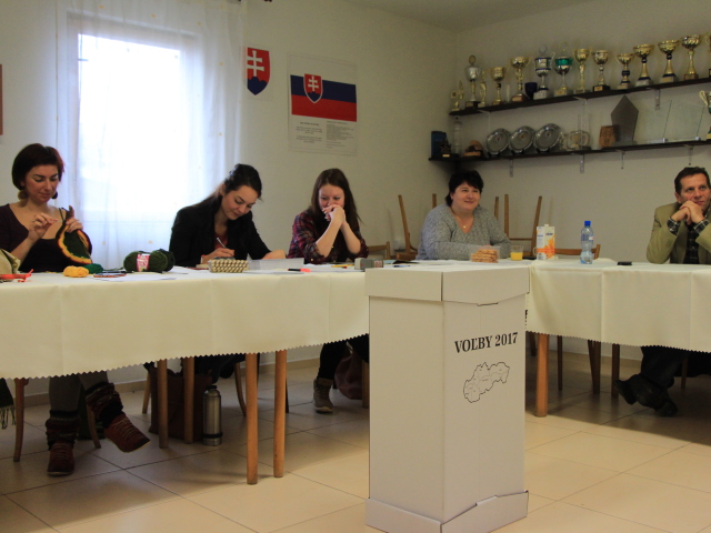 Členovia volebnej miestnosti v Moškovci si na prvého voliča počkali tri hodiny