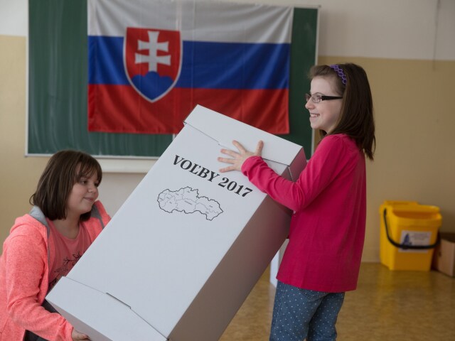 Žiaci Základnej školy na Dudovej ulici v Bratislave pomáhajú s prípravami na dnešné voľby do vyšších územných celkov.