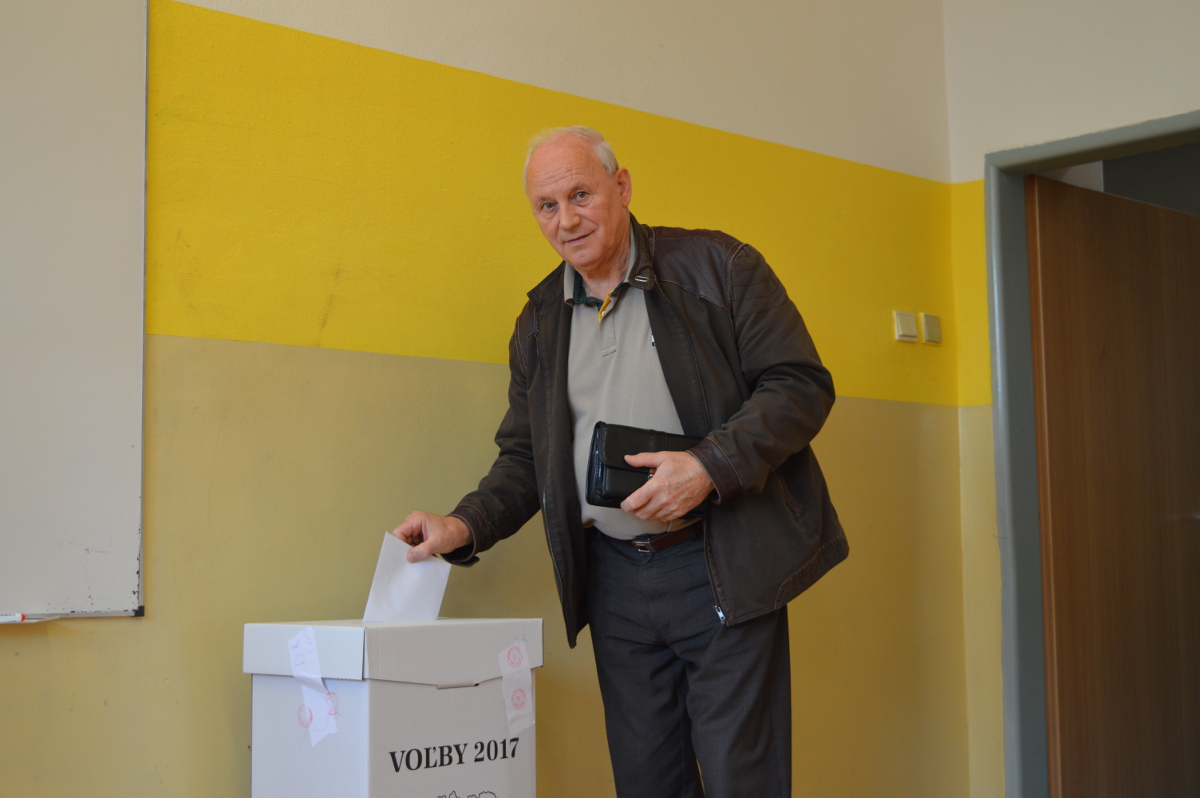 Dôchodca Rudolf Rákoci (70), ktorý odvolili na nitrianskom Gymnáziu na Párovskej 1, považuje voľby za vymoženosť demokratickej spoločnosti.