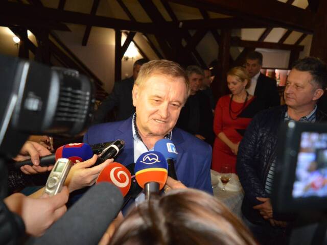 Po piatykrát kandidujúci nitriansky župan Milan Belica prišiel do volebnej centrály krátko pred polnocou.