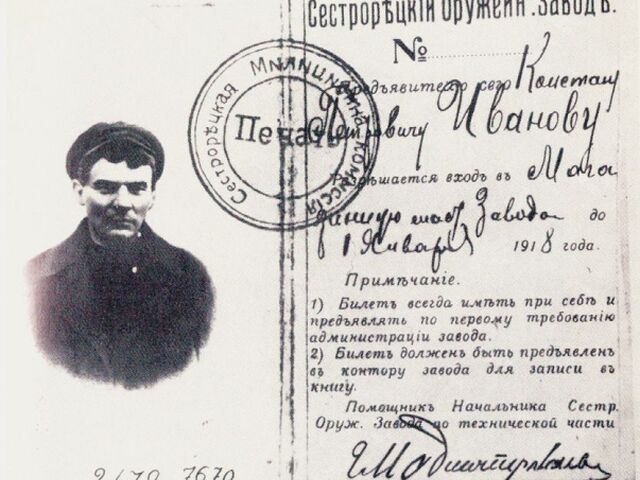 Lenin zamaskovaný v parochni. Ilegálny preukaz mal vystavený na meno robotníka Ivanova. Tak sa pohyboval po Petrohrade ešte aj v prvých dňoch revolúcie.