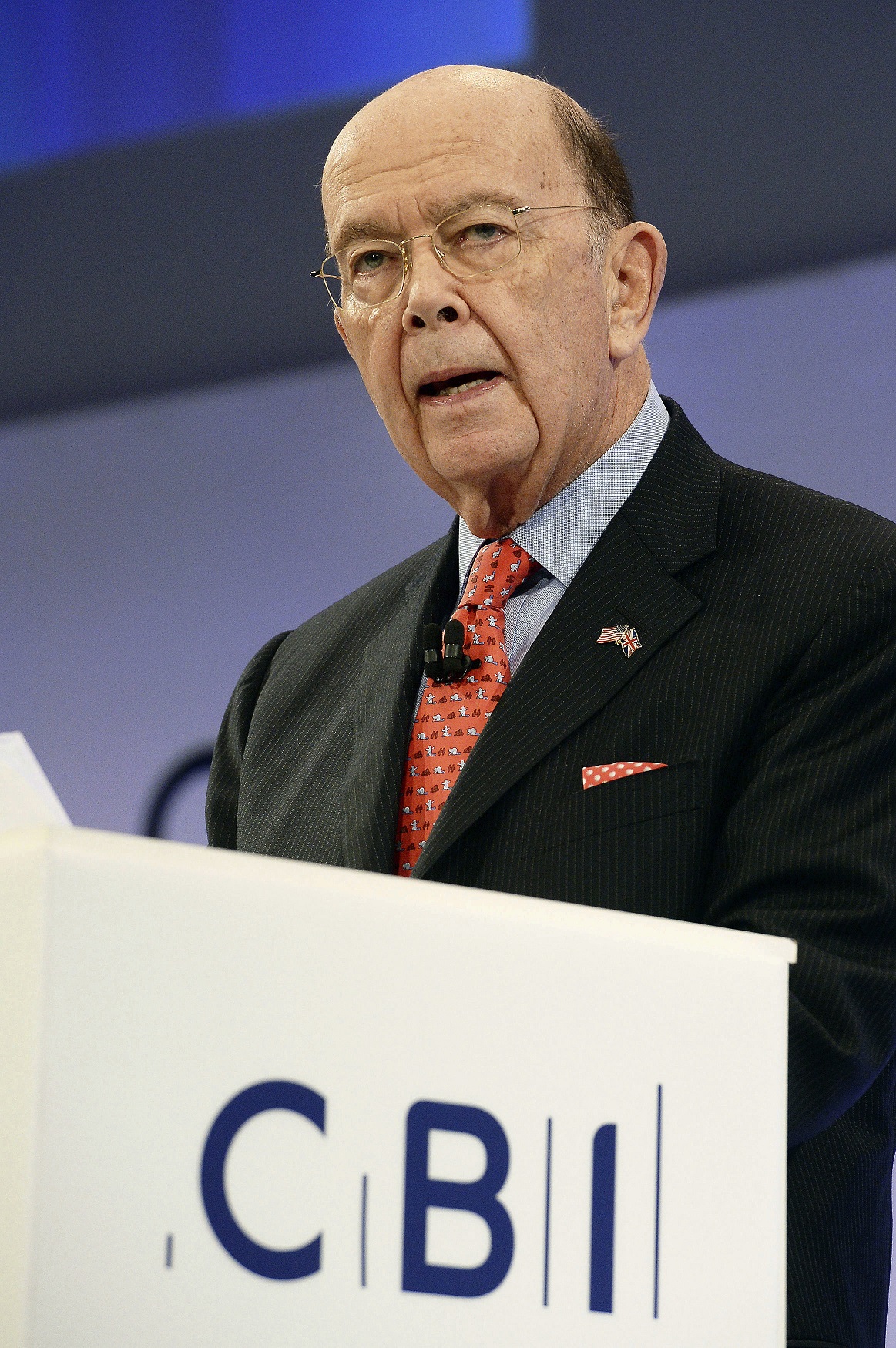 Americký minister obchodu Wilbur Ross údajne robí biznis s firmou zaťa prezidenta Vladimira Putina, a to aj napriek sankciám a podozreniam, že Moskva ovplyvňovala americké prezidentské voľby.