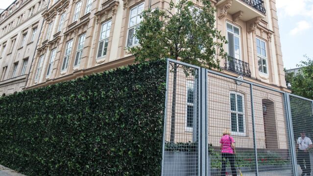 Bratislavská mestská časť Staré Mesto začala v októbri 2017 konanie o nariadení na odstránenie stavby plota z námestia.