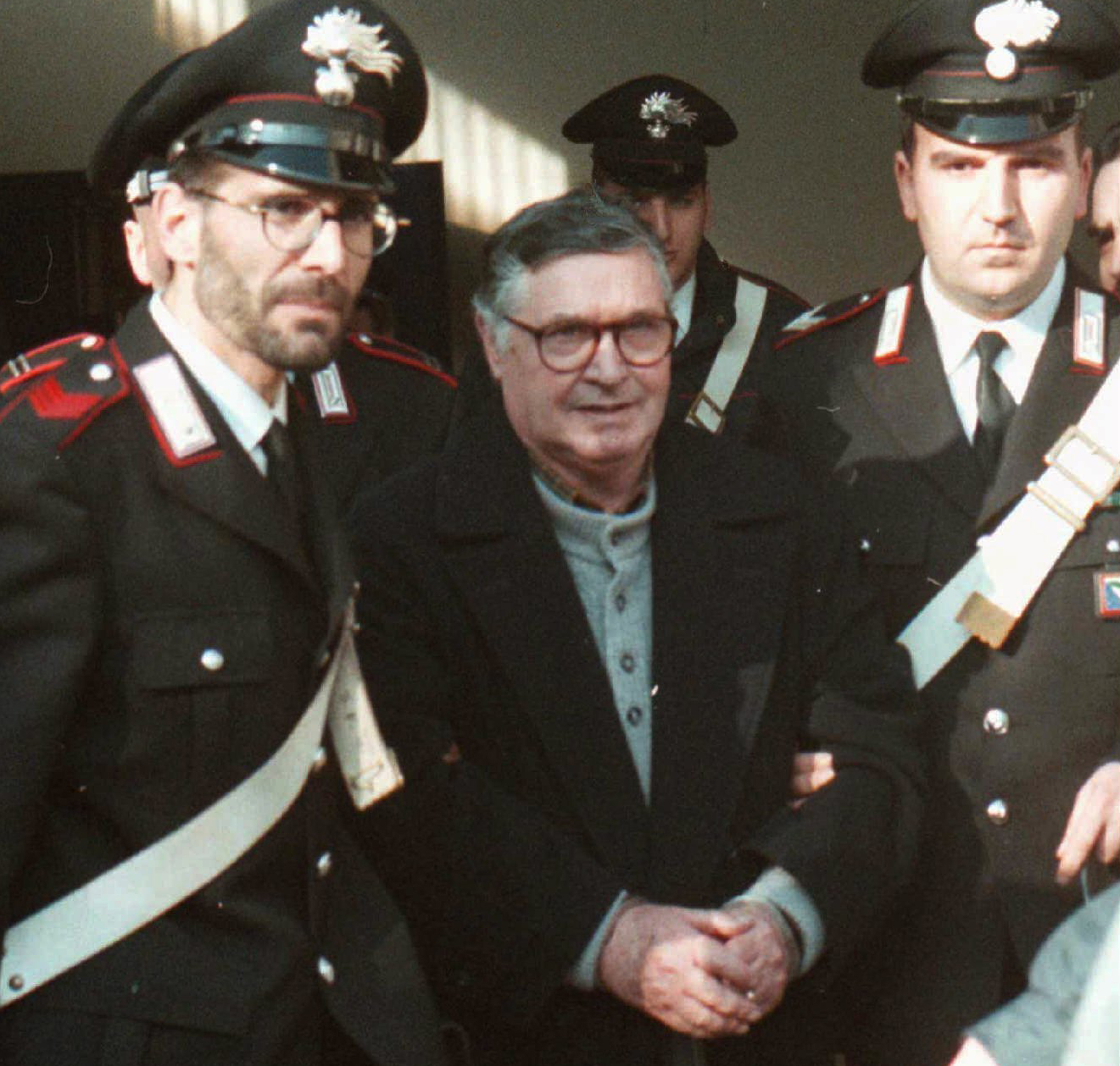 Spravodlivosti napokon neušiel ani bos Cosa nostry Salvatore "Toto" Riina, ktorý sa dlhé roky skrýval. Na snímke z roku 1996 ho karabinieri eskortujú do súdnej siene v Bologni.