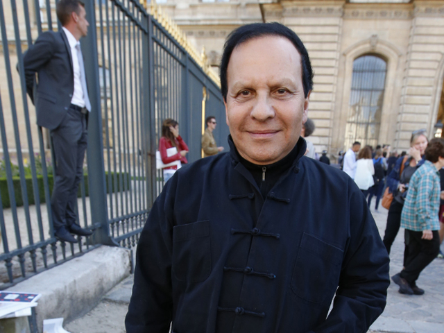 Dizajnér Azzedine Alaia na archívnom zábere.