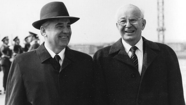 Gustáv Husák s Michailom Gorbačovovom počas jeho oficiálnej návštevy Československa (apríl 1987)