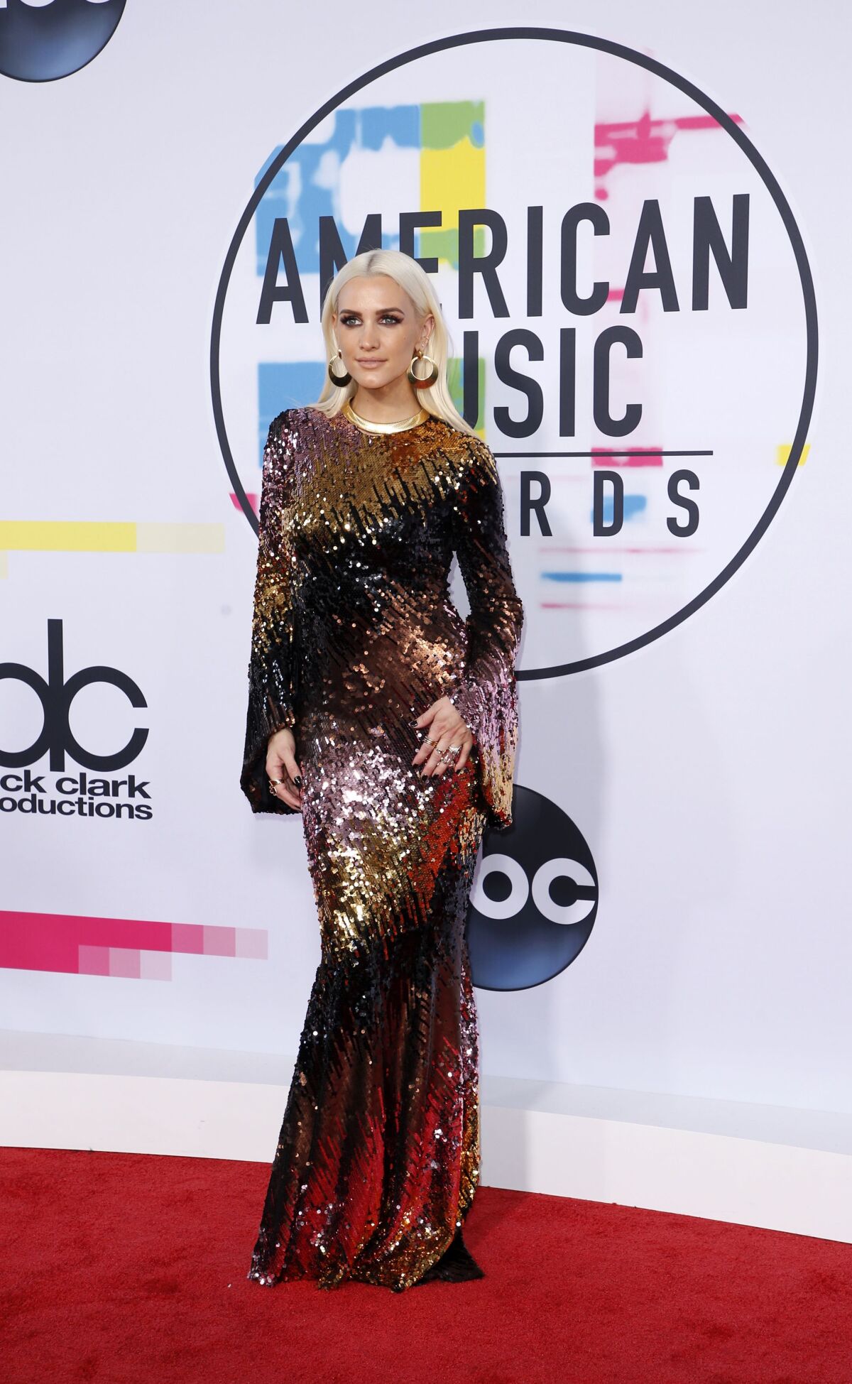 Speváčka Ashlee Simpson v šatách Christian Siriano. 