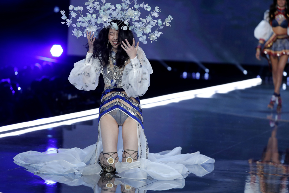 Modelka Ming Xi padla počas chôdze na móle na prehliadke Victoria´s Secret. 