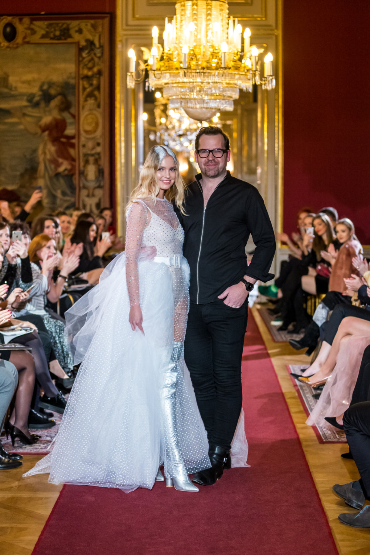 Dizajnér Fero Mikloško s modelkou v záverečnom modeli pre nevestu. 