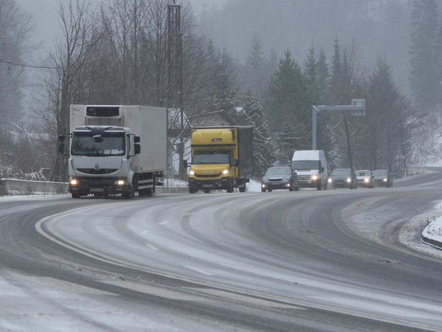 Stredajšie sneženie skomplikovalo situáciu na mnohých slovenských cestách.