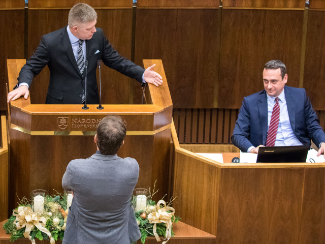 Opozičný poslanec Igor Matovič sa počas prejavu premiéra Roberta Fica postavil priamo pred neho.