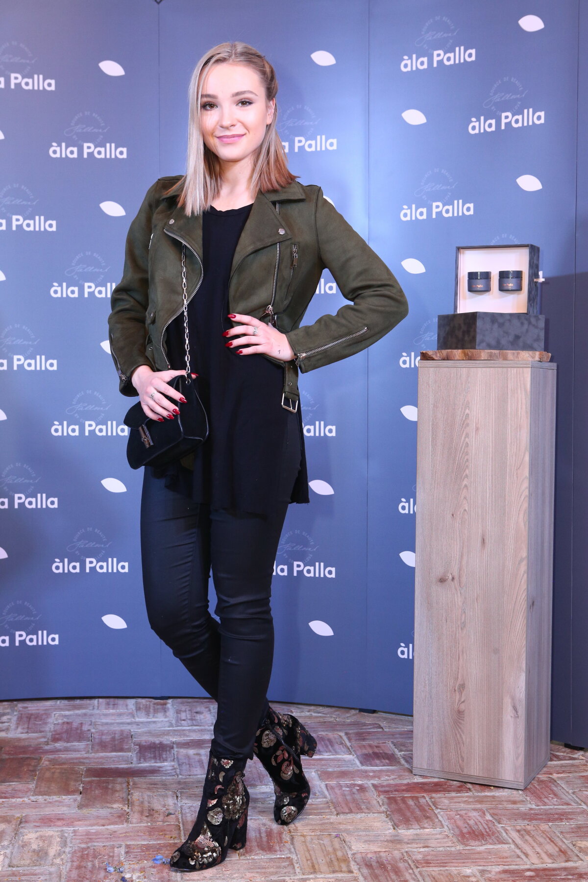 Youtuberka a moderátorka Fashion TV Moma. 