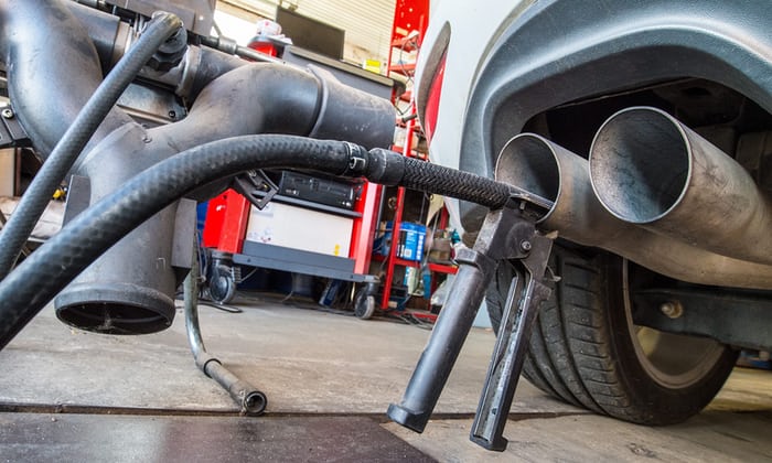 Podliezť požadovaný limit 95 gramov CO2 na kilometer sa vlani podarilo jedine koncernu PSA, ale len po započítaní superkreditov za autá s emisiami nižšími ako 50 g/km. Inak limit skupina prekročila. Ostatní výrobcovia požiadavku nesplnili ani so superkreditmi.