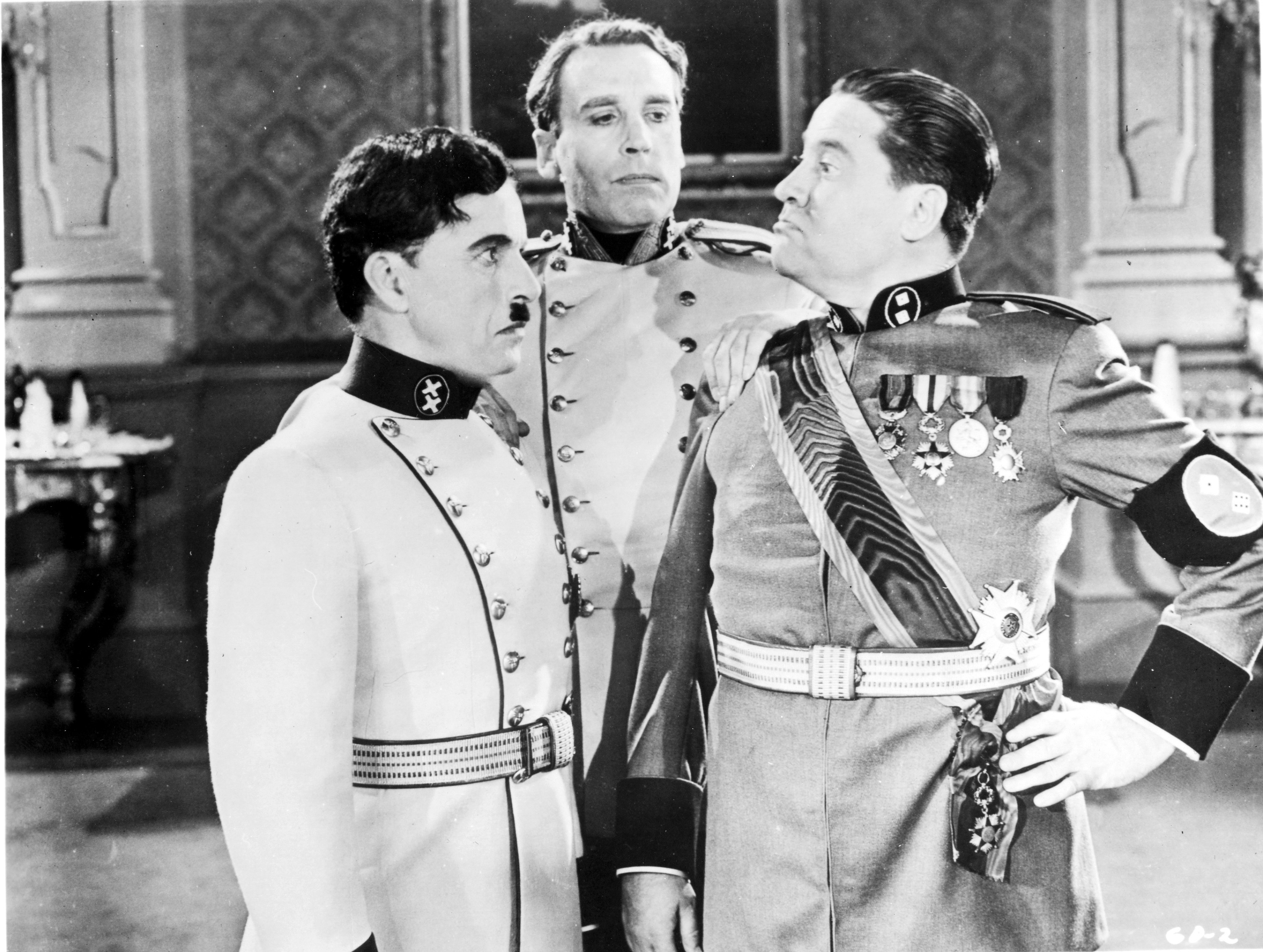 Charlie Chaplin (vľavo) vo filme Veľký diktátor.