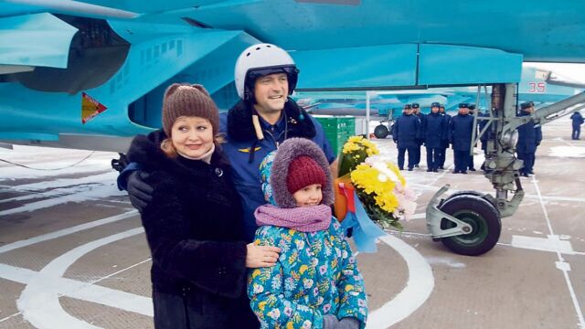 Pilotov Su-34 po návrate zo Sýrie do Komsomoľska na Amure vítajú ich príbuzní.