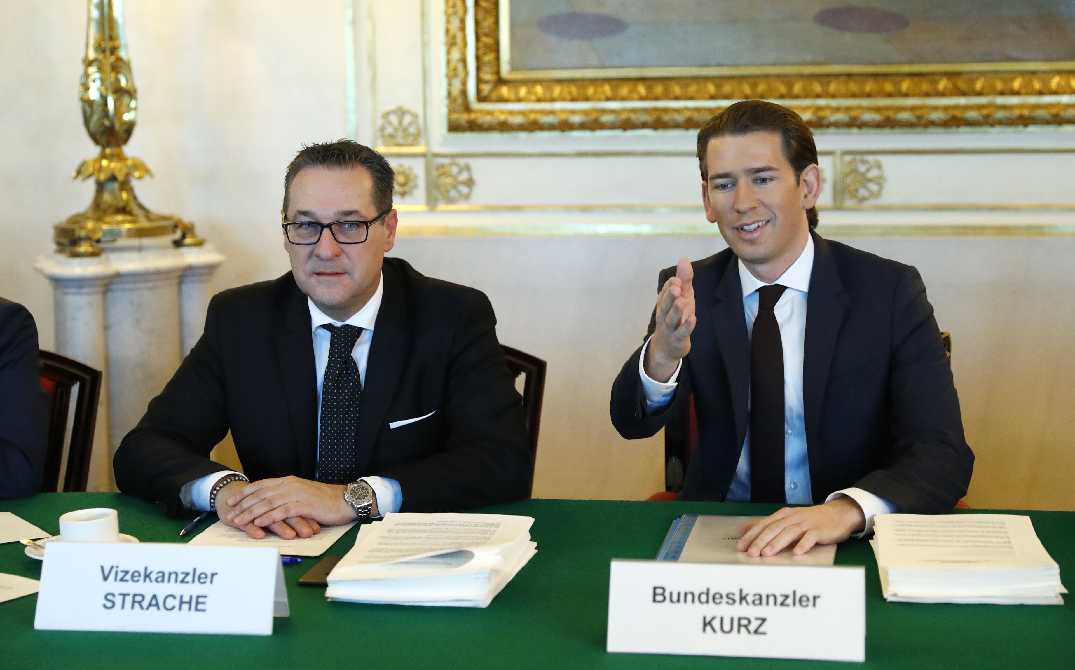 Rakúsky kancelár Sebastian Kurz (vpravo) a šéf krajnej pravice Heinz–Christian Strache na prvom zasadnutí vlády.