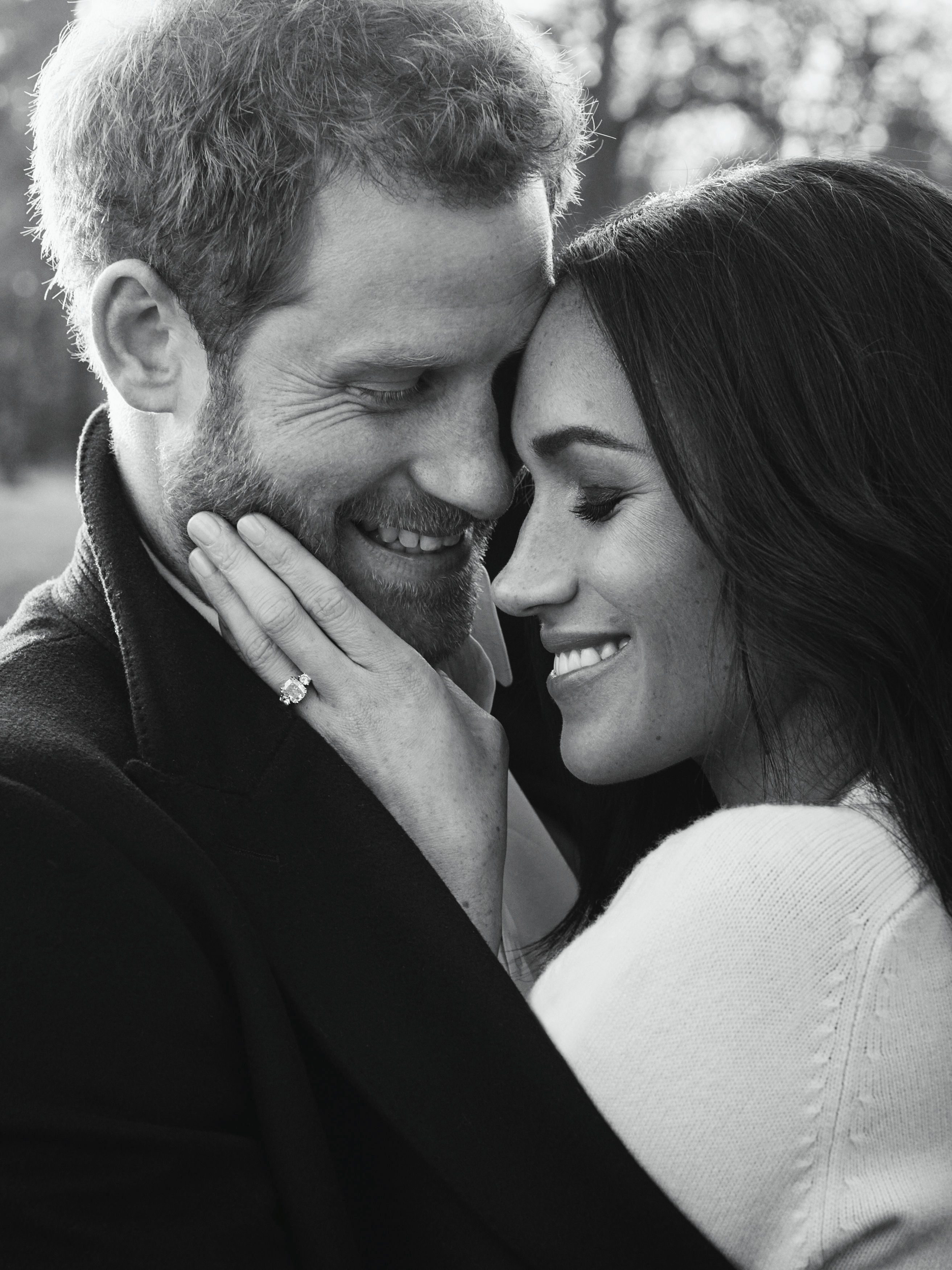 Oficiálna zásnubná fotografia princa Harryho a Meghan Markleovej.