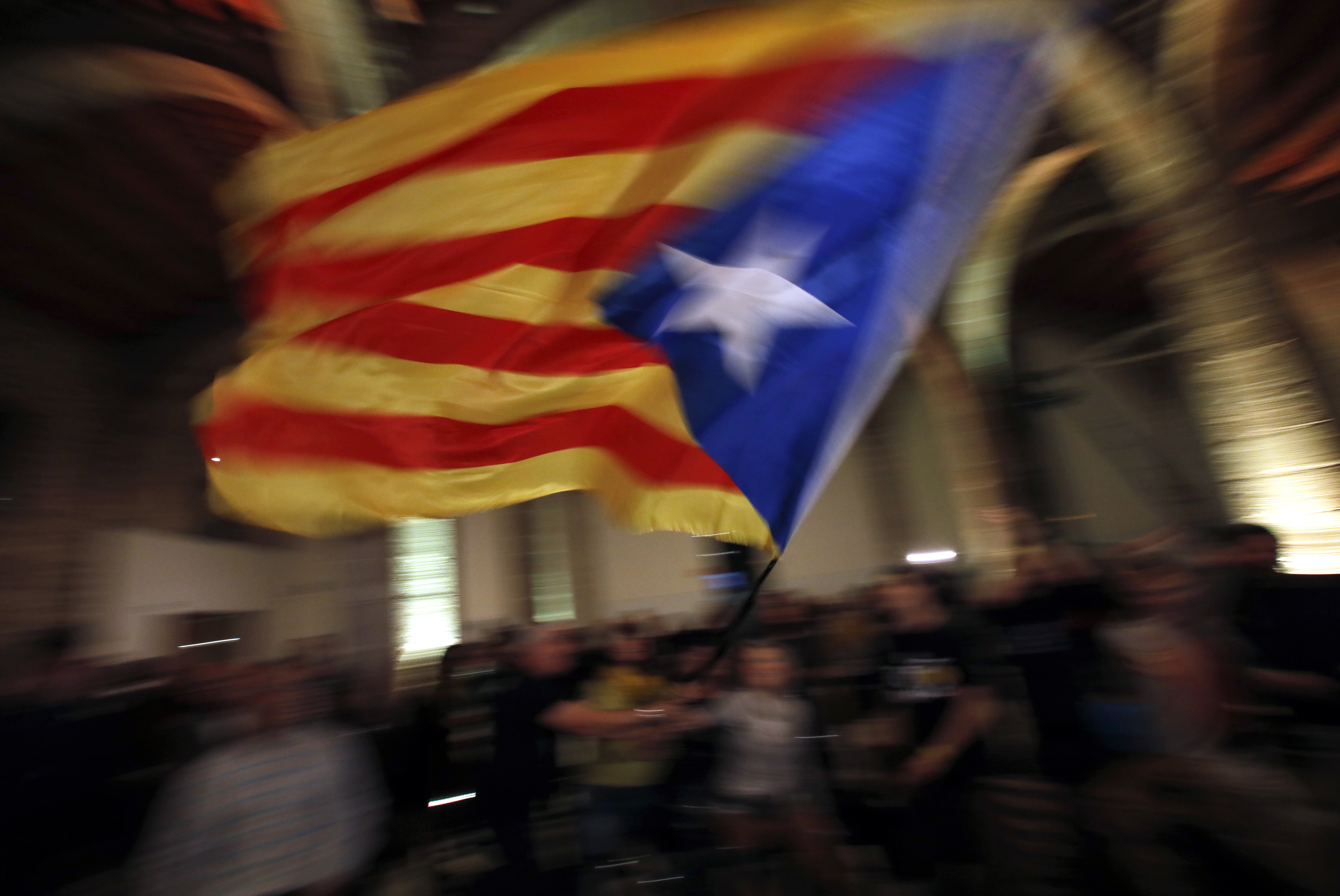 Ľudia v uliciach Barcelony oslavujú výsledky regionálnych katalánskych volieb.