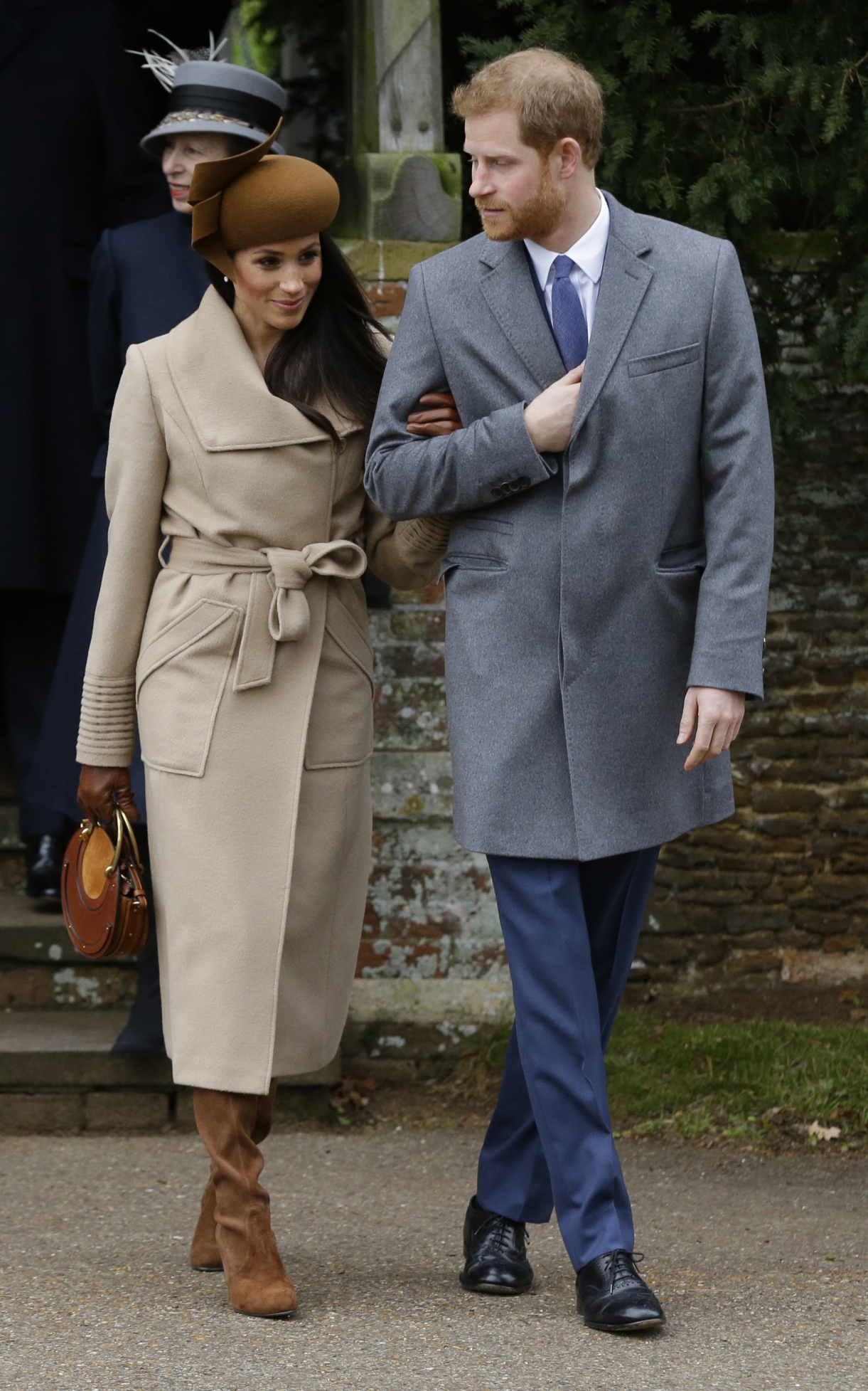 Princ Harry a Meghan Markle spoločne kráčajú na vianočnú bohoslužbu, na ktorej sa zúčastnila aj kráľovná Alžbeta II.