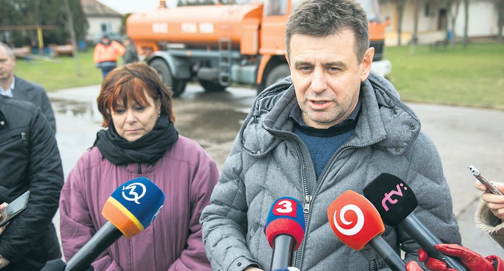 Minister životného prostredia László Sólymos (vpravo) a Anna Marčeková zo Slovenskej inšpekcie životného prostredia navštívili v piatok postihnuté obce.