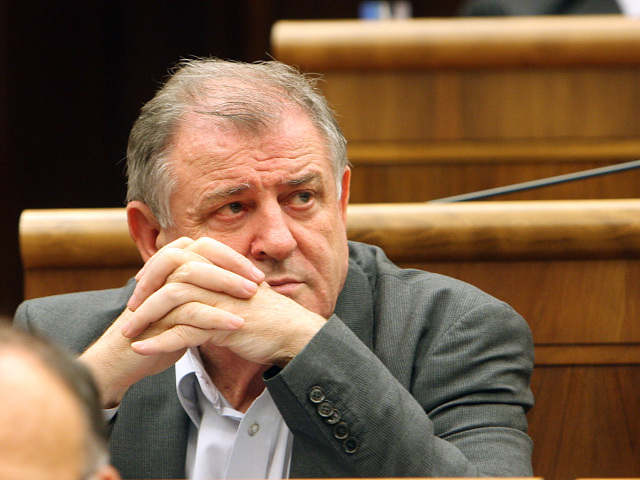 Na jar v roku 1998 vo funkcii prezidenta skončil Michal Kováč. Keďže parlament nedokázal zvoliť novú hlavu štátu, niektoré jej právomoci prevzal vtedajší premiér Mečiar a následne amnestoval páchateľov trestného činu zavlečenia.