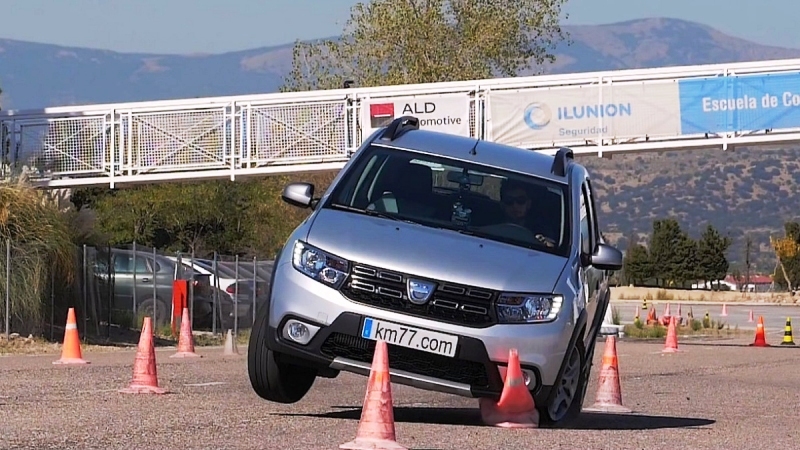 Zvýšené Sandero Stepway s trojvalcovým motorom 0,9 TCe strácalo stabilitu už pri rýchlosti 72 km/h. Krátky „tanec“ na dvoch kolesách sa však skončil bez prevrátenia.