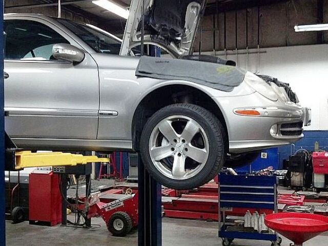 Najviac zvolávacích akcií oznámili vlani Peugeot, Kia a Mercedes-Benz. Hovorí to ale skôr o ich transparentnom prístupe pri riešení nečakaných problémov.