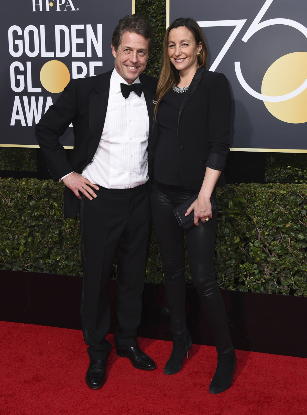 Herec Hugh Grant a jeho partnerka Anna Eberstein.