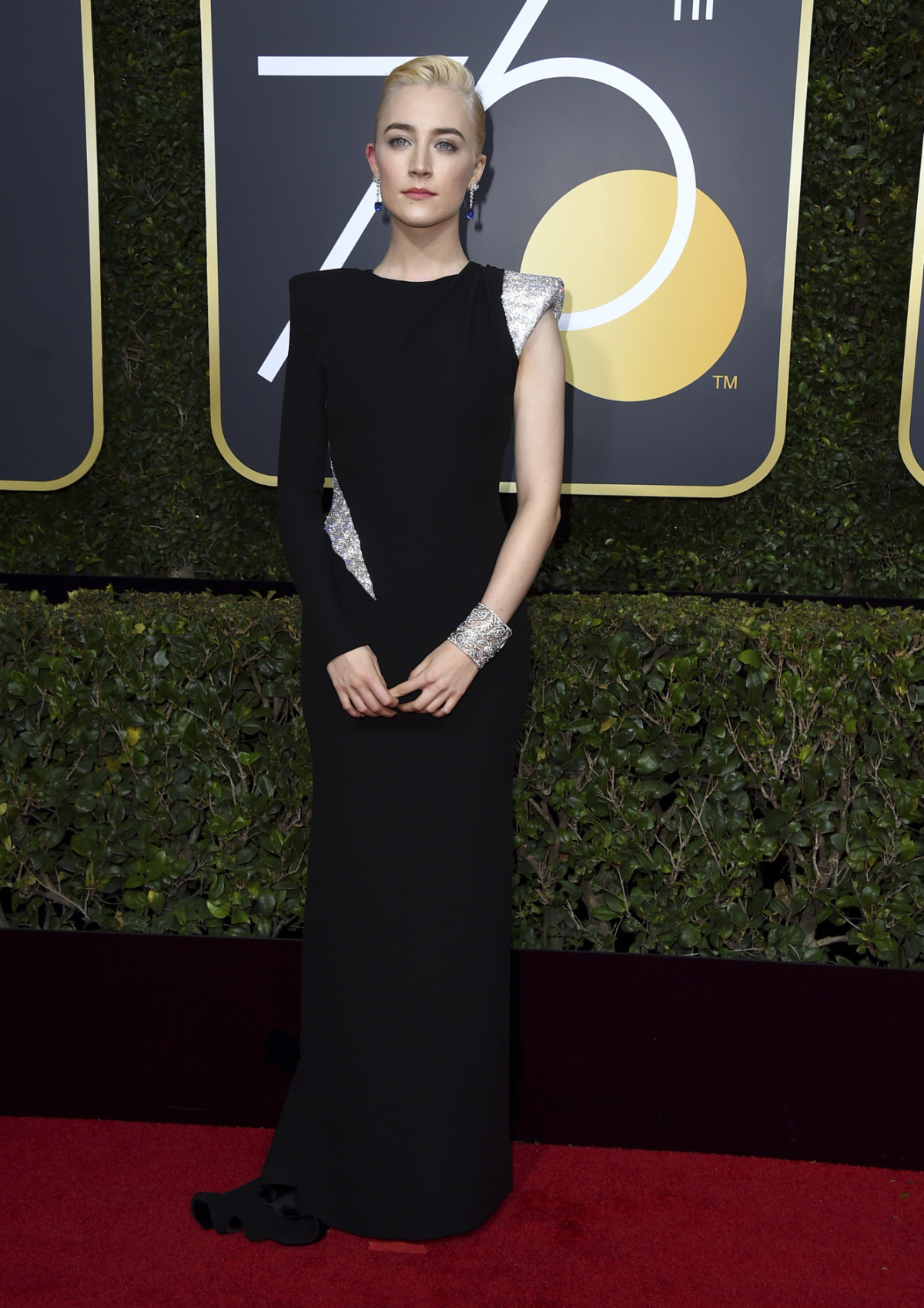 Herečka Saoirse Ronan v kreácii Atelier Versace.