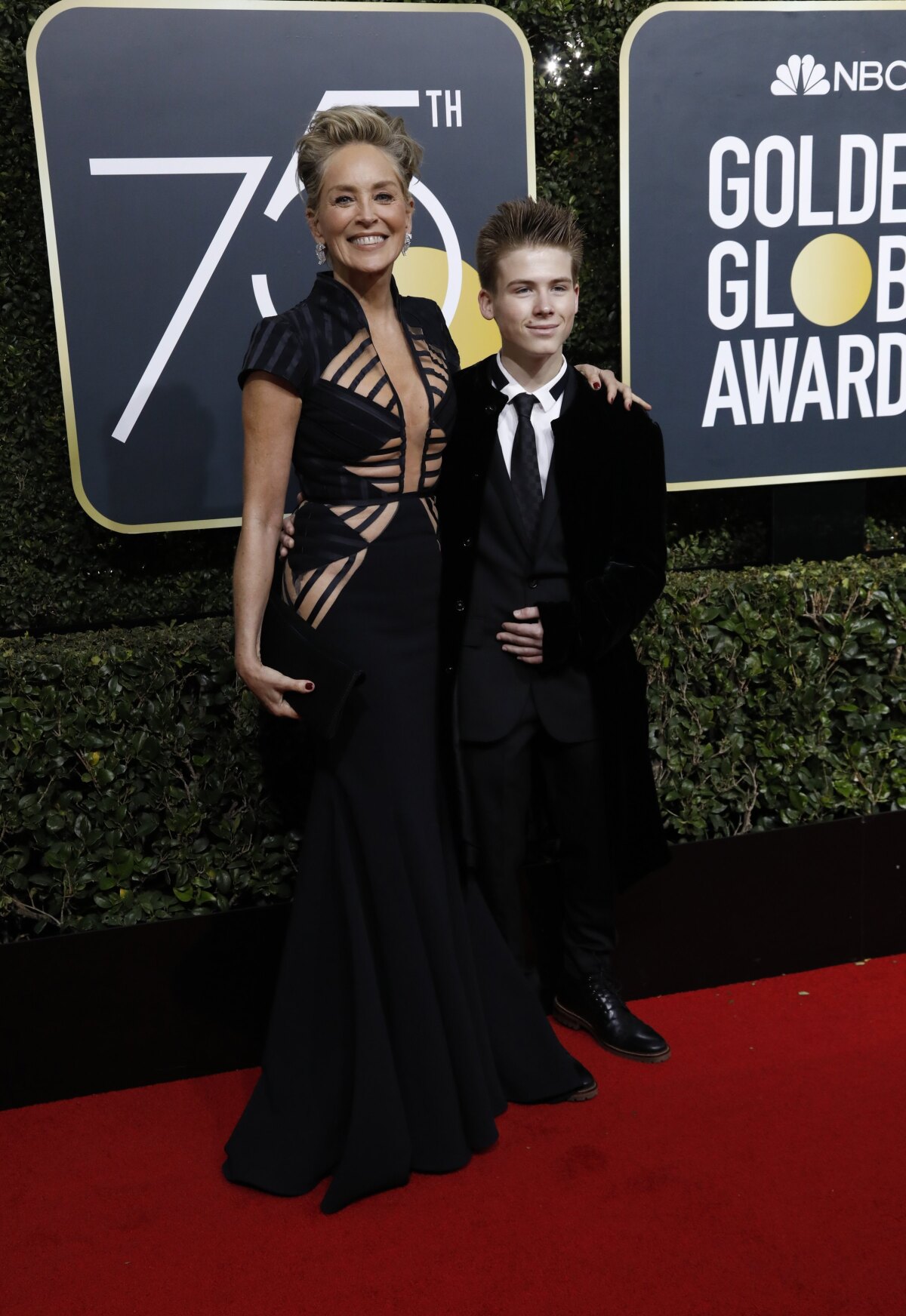 Herečka Sharon Stone v kreácii Vitor Zerbinato. Prišla aj so synom Roanom. 