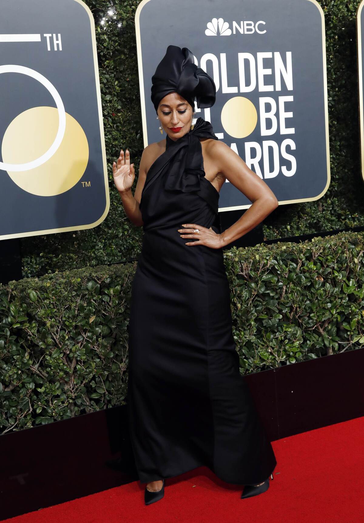 Herečka Tracee Ellis Ross si obliekla šaty a turban Marc Jacobs.