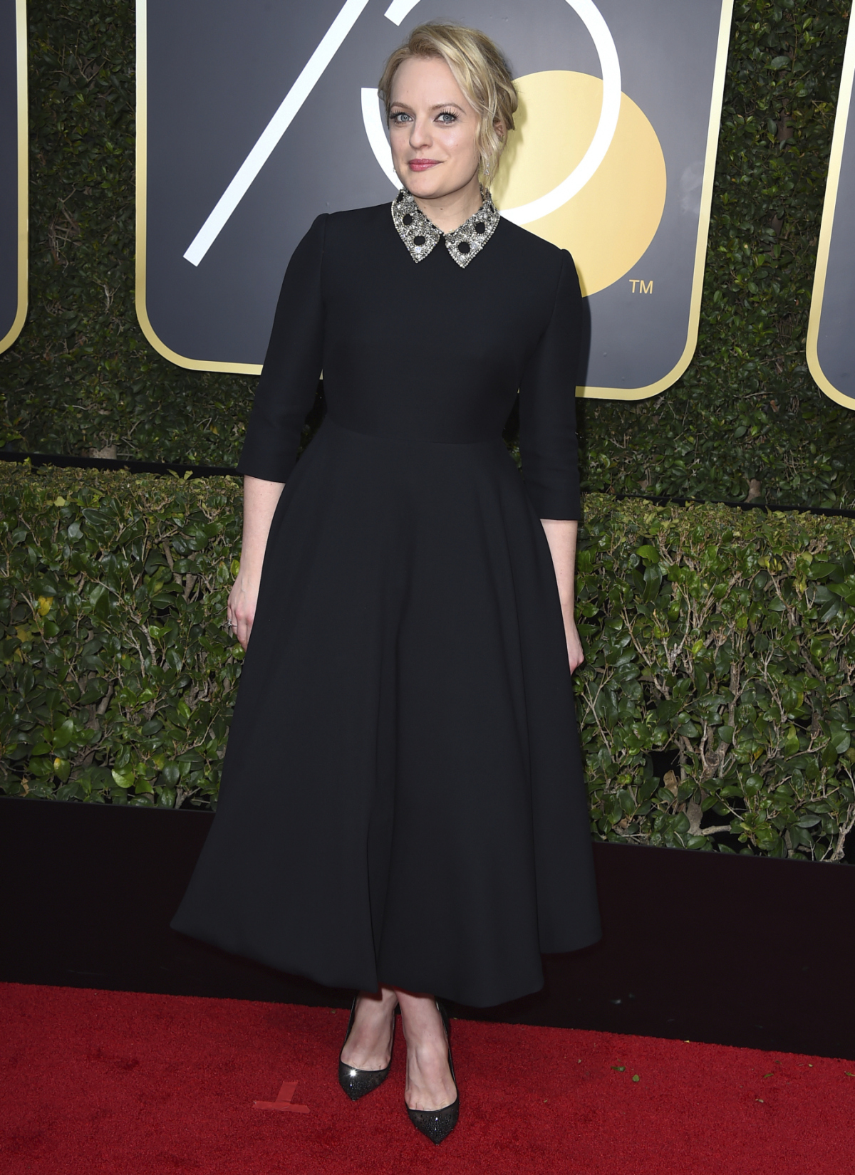 Ocenená herečka Elisabeth Moss v kreácii Dior Haute Couture.