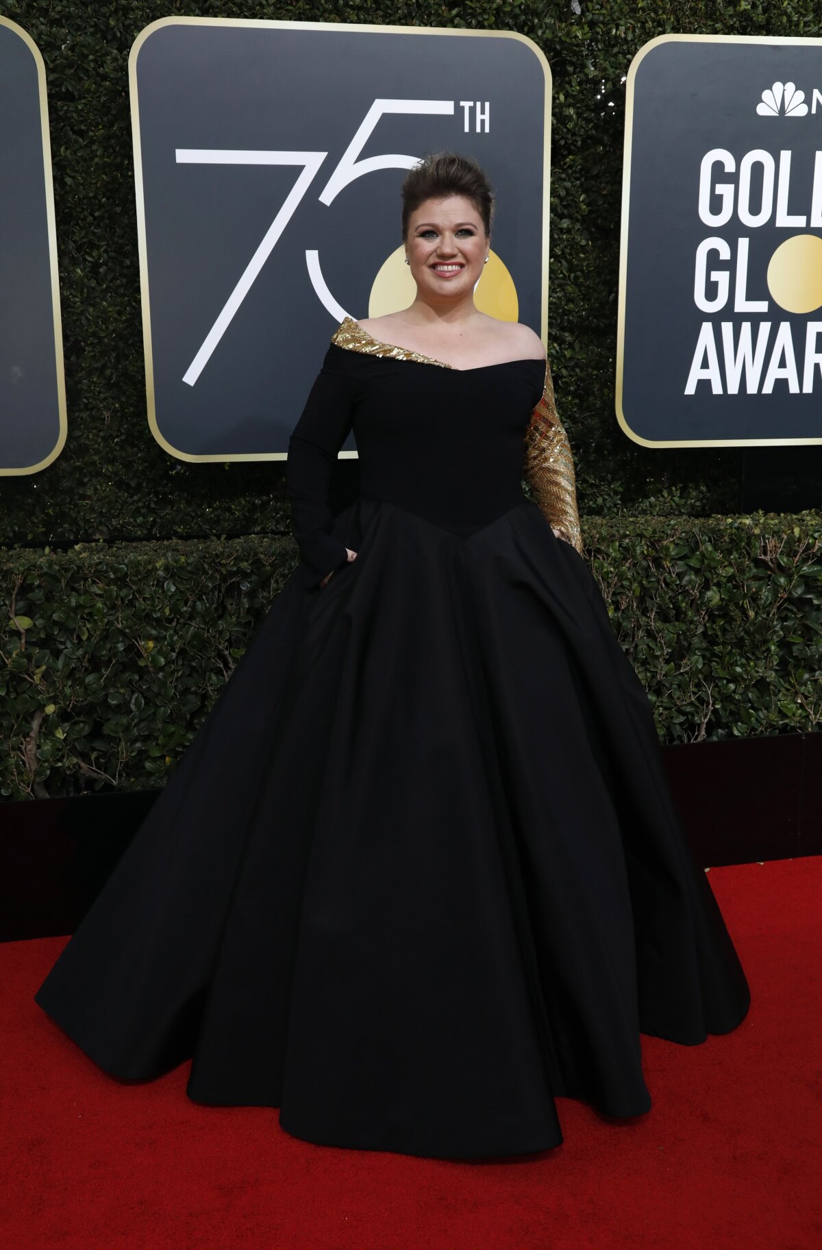 Speváčka Kelly Clarkson v šatách Christian Siriano.