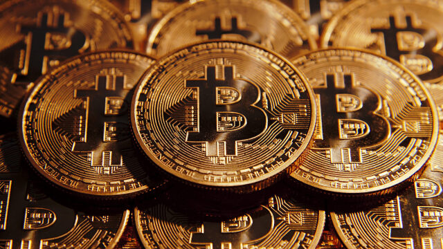 Kryptomena (bitcoin) je založená na kryptografii.