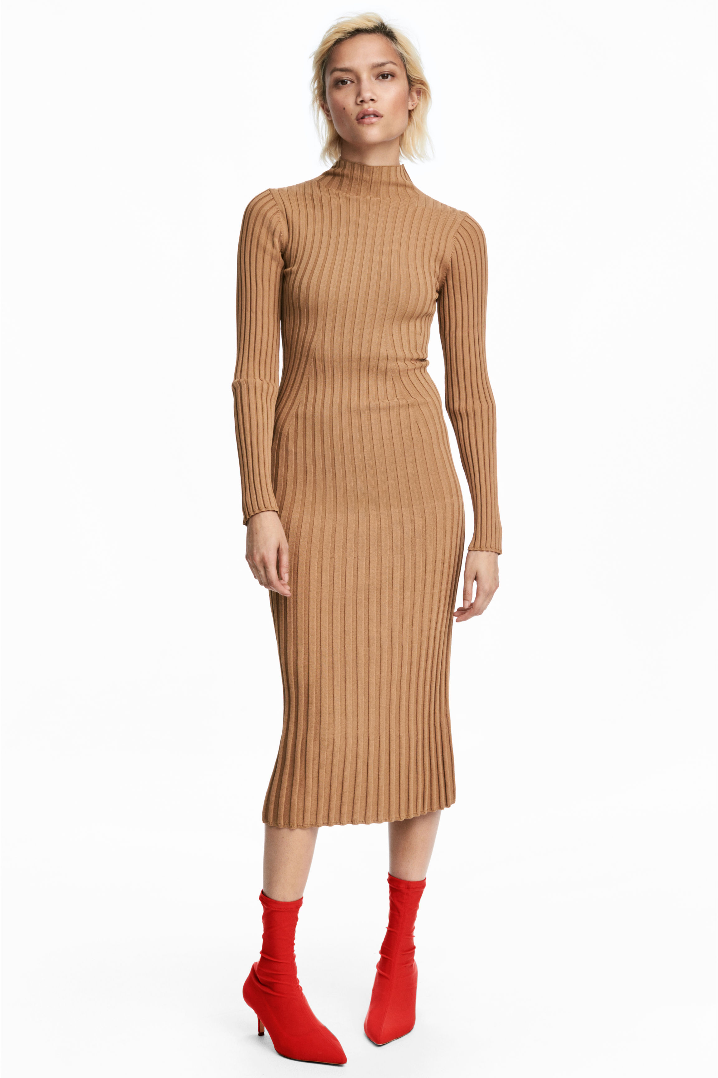 Úpletové šaty s dĺžkou do polovice lýtok. Predáva H&M za 59,99 eura.