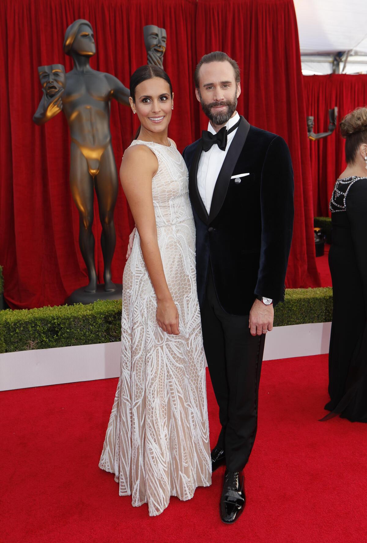 Herec Joseph Fiennes a jeho partnerka Maria Dolores Dieguez.