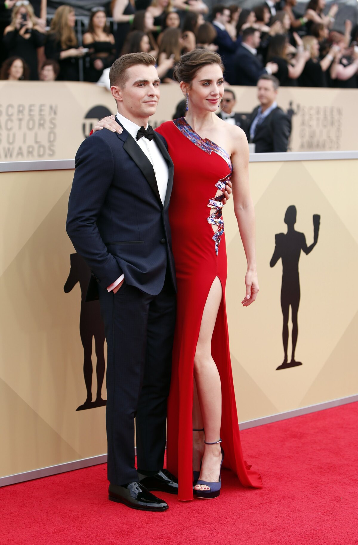 Herečka Alison Brie prišla v šatách Dundas. Garde jej robil manžel Dave Franco. 