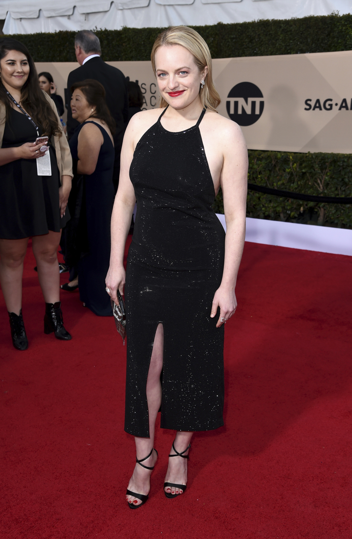 Herečka Elisabeth Moss si obliekla šaty Adam Selman.