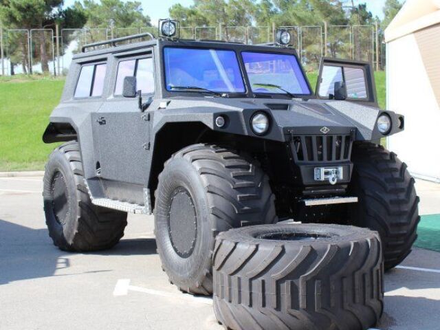Bieloruský off-road neskrýva svoje terénne ambície. Karosériu má vyrobenú z laminátu.
