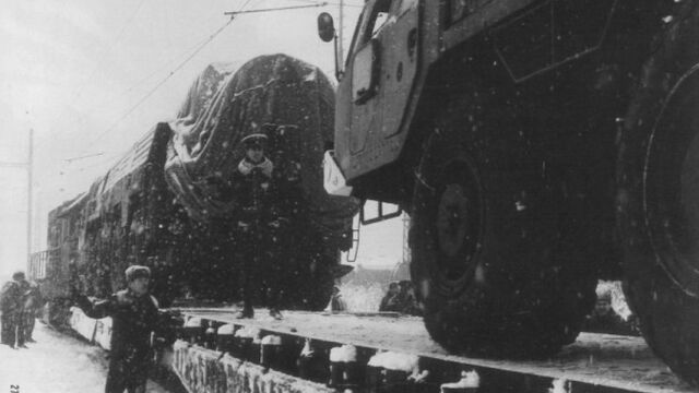 Prípravy na odsun sovietskej 122. brigády s raketami SS-12 a odpaľovacím zariadením z Hraníc na Morave vo februári 1988.