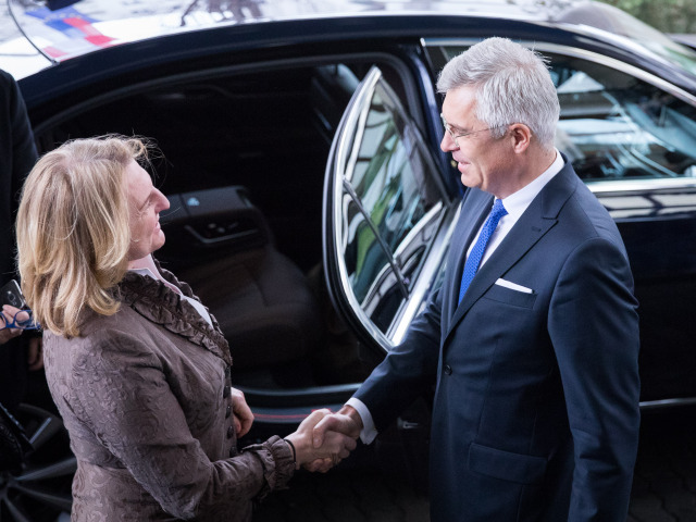Na nediskrimináciu pri dávkach upozornil v januári Ivan Korčok z ministerstva zahraničných vecí po stretnutí s rakúskou ministerkou zahraničných vecí Karin Kneisslovou.